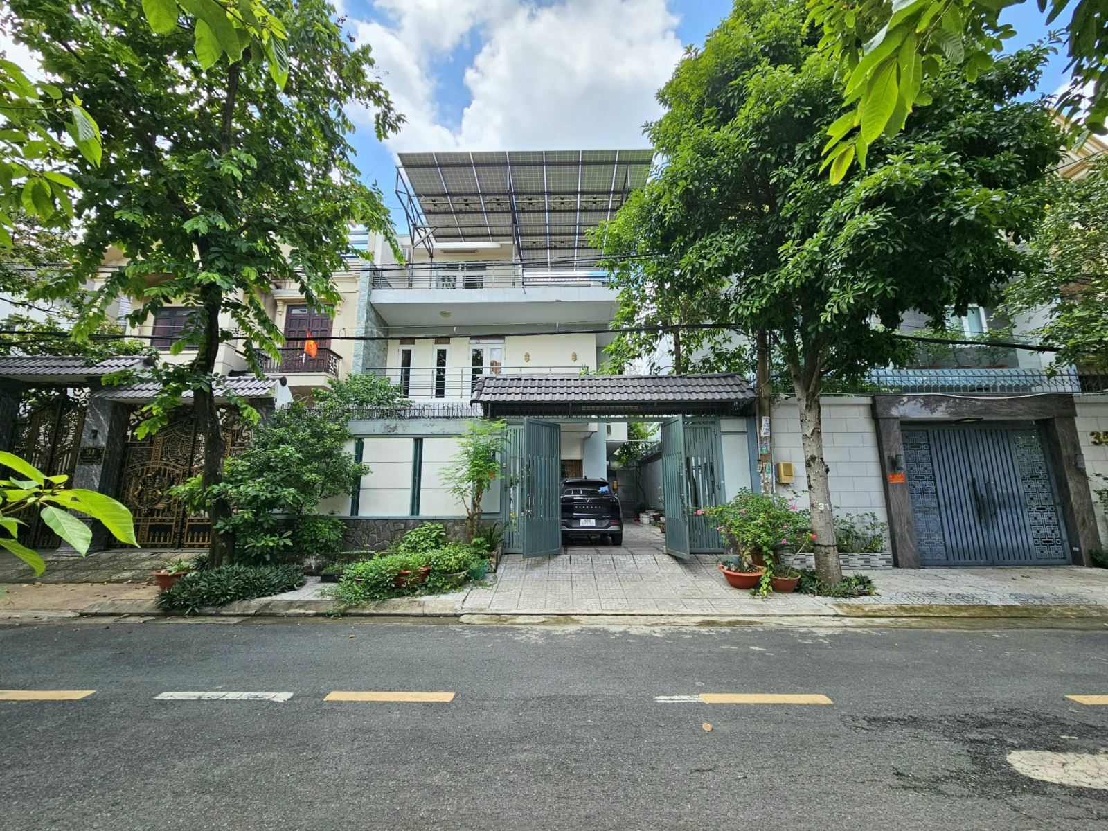 Cần bán gấp biệt thự đường 1E KDC Trung Sơn, nhà đẹp full nội thất, giá cực tốt 29 tỷ sổ hồng